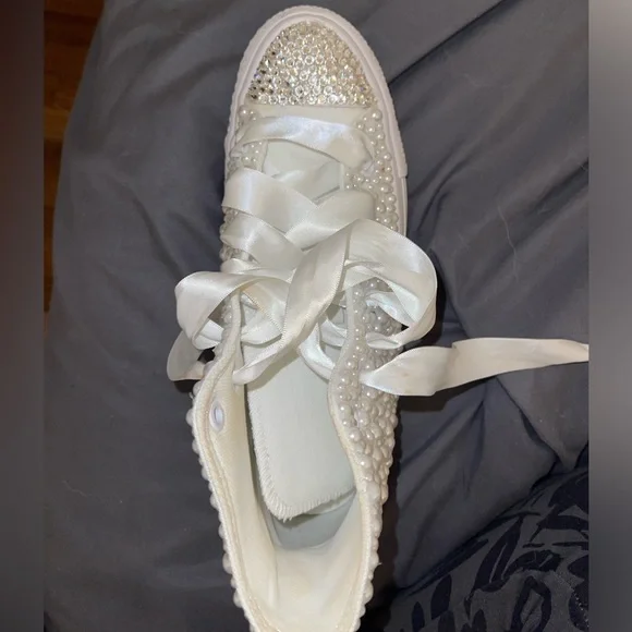 Custom made Swarovski And Pearls high top converse - Picture 2 of 11